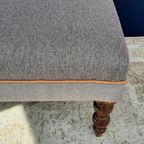Landelijke Vintage Hocker, Nieuwe Stoffering, Voetenbankje thumbnail 9