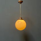 Opaline Glazen Bol Hanglamp Met Stang En Koperen Armatuur thumbnail 5