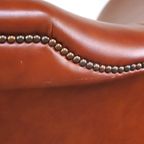 Sierlijke, Gladde En Comfortabele Rundleren Engelse Chesterfield Oorfauteuil In Een Mooie Klassie thumbnail 13