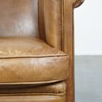 Charmante En Comfortabele Rundleren Clubfauteuil In Een Mooie Lichte Cognac Kleur thumbnail 10