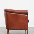 Stijlvolle En Elegante Clubfauteuil Gemaakt Van Rundleer Met Een Luxe Afwerking Met Siernagels thumbnail 5