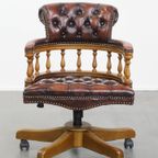 Bruine Klassieke In Hoogte Verstelbare Rundleren En Houten Chesterfield Bureaustoel Op Wieltjes thumbnail 3