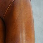 Schapenleren Clubfauteuil In Een Charmante Cognac Kleur En Afgewerkt Met Biezen Op De Rugleuning thumbnail 9