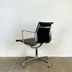 Vitra Ea 108 Zwarte Design Stoel, Ontworpen Door Charles & Ray Eames thumbnail 8