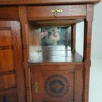 Zeldzaam 19e-eeuws Engels Arts & Crafts Eikenhouten Dressoir Van Pratt & Prince – Inlegwerk Met Zonnebloemmotie thumbnail 18