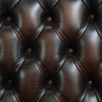 Luxe, Warm Gekleurde, Bruine Rundleren Chesterfield Oorfauteuil Met Unieke Details thumbnail 14