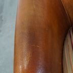 Cognac-Kleurige, Karaktervolle Vintage Schapenleren Clubfauteuil Met Een Kleurrijk Stoffen Kussen thumbnail 8