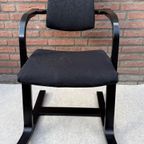 Stokke Peter Opsvik Actulum Ergonomisch Gevormde Schommelstoel - Zwarte Bekleding En Houten Frame thumbnail 3