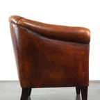 Hele Mooie Clubfauteuil Van Schapenleer Met Een Mooie Warme En Luxe Cognac Kleur thumbnail 4