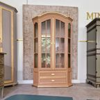 Vitrinekast In Zachte Perzikkleur En Goud thumbnail 8