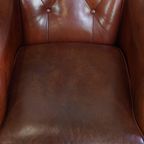 Comfortabele En Karaktervolle Set Van 2 Schapenleren Chesterfield Fauteuils Met Hocker thumbnail 8