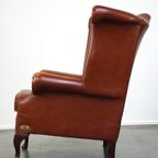 Sierlijke, Gladde En Comfortabele Rundleren Engelse Chesterfield Oorfauteuil In Een Mooie Klassie thumbnail 6