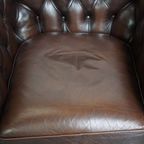 Imposante, Engelse Rundleren Chesterfield Fauteuil Met Een Comfortabele Zit En Een Diepe Donkere thumbnail 6