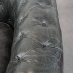 Tijdloze En Klassieke Ruime Zwarte Chesterfield Fauteuil Van Karaktervol Generfd Rundleer thumbnail 9