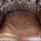 Set Van 2 Charmante, Klassieke Rundleren Engelse Chesterfield Armchairs Met Sierlijke Poten thumbnail 3