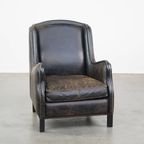 Stoere, Karaktervolle Zwarte Rundleren Fauteuil In Industriële Stijl Met Een Hoge Rug thumbnail 2