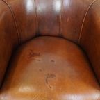 Schapenleren Clubfauteuil In Een Charmante Cognac Kleur En Afgewerkt Met Biezen Op De Rugleuning thumbnail 7