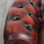 Klassieke En Luxe Rode Rundleren Chesterfield Clubfauteuil In Engelse Stijl Met Siernagels thumbnail 7