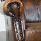 Zeer Mooie En Comfortabele Grote Schapenleren Chesterfield Oorfauteuil Met Prachtige Kleuren thumbnail 12