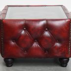 Mooie Rundleren Chesterfield Bijzet/ Salontafel In Een Mooie Rode Kleur Met Glazen Blad thumbnail 5