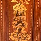 Vitrinekast In Renaissancestijl. Hollands Marqueterie Met Florale Motieven. thumbnail 2