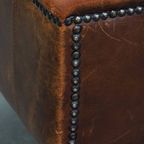 Karaktervolle En Stoere Vintage Hocker Gemaakt Van Schapenleer thumbnail 11