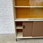 Midcentury Vitrinekast –boekenkast - Wit, Bruin, Okergeel thumbnail 4