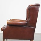 Klassieke, Luxe En Comfortabele Donkere Engelse Stijl Schapenleren Oorfauteuil Met Veel Karakter thumbnail 6