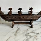 Drakenboot Met Drie Voorouderlijke Figuren thumbnail 2