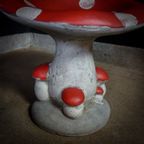 Betonnen Paddenstoelen Stoelen Geschilderd – Rood Met Witte Stippen thumbnail 5