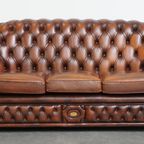 Mooie En Complete Set Van Een 2,5 Zits En 2 Zits Bruine Engelse Rundleren Chesterfield Bank thumbnail 17