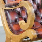 Luxe En Klassieke Rood Gevlamde Engelse Rundleren Chesterfield Fauteuil Met Sierlijke Details thumbnail 5