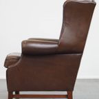 Grote, Klassieke Donkerbruine Gladde Rundleren Chesterfield Oorfauteuil In Engelse Stijl thumbnail 4