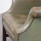 Unieke En Karaktervolle Groene Rundleren Oorfauteuil Met Een Mooi Patina En Correct Afgewerkt thumbnail 10