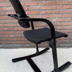 Stokke Peter Opsvik Actulum Ergonomisch Gevormde Schommelstoel - Zwarte Bekleding En Houten Frame thumbnail 12
