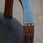Klassieke En Tijdloze Blauwe Rundleren En Houten Chesterfield Bureaustoel In Engelse Stijl thumbnail 8