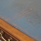Geweldige Schrijftafel/ Bureau Op Wieltjes In Engelse Stijl Met Een Blauw Lederen Blad thumbnail 14