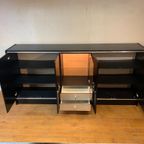 Zwartgelakte Houten Credenza Met Zilverkleurige Eeementen thumbnail 5