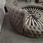 Chesterfield Bed Rond – Vintage Bruin thumbnail 4