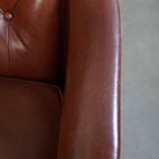 Comfortabele En Karaktervolle Set Van 2 Schapenleren Chesterfield Fauteuils Met Hocker thumbnail 11