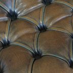 Karaktervolle Groene Vintage Rundleren Engelse Chesterfield Fauteuil Met Een Sierlijke Vormgeving thumbnail 9