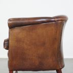 Tijdloze En Stoere Cognac-Kleurige Schapenleren Clubfauteuil Met Een Correcte Afwerking thumbnail 6
