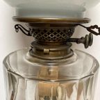 Prachtige Antieke Staande Engelse Olielamp, 71 Cm Hoog, Wit Glas - Reliving thumbnail 3