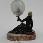 Art Deco Bureaulamp Zittende Vrouw Met Bol thumbnail 8