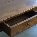 Charmante Antieke Salontafel Met Een Lade En Prachtige Details thumbnail 4