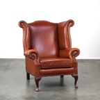 Sierlijke, Gladde En Comfortabele Rundleren Engelse Chesterfield Oorfauteuil In Een Mooie Klassie thumbnail 2