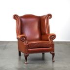 Sierlijke, Gladde En Comfortabele Rundleren Engelse Chesterfield Oorfauteuil In Een Mooie Klassie thumbnail 2