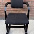 Stokke Peter Opsvik Actulum Ergonomisch Gevormde Schommelstoel - Zwarte Bekleding En Houten Frame thumbnail 6