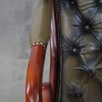 Set Van 2 Tijdloze, Klassieke Groene Rundleren Engelse Chesterfield Fauteuils Met Hout thumbnail 4