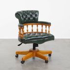 Groene Klassieke En Tijdloze Chesterfield Bureaustoel Gemaakt Van Rundleer Op Wieltjes thumbnail 2